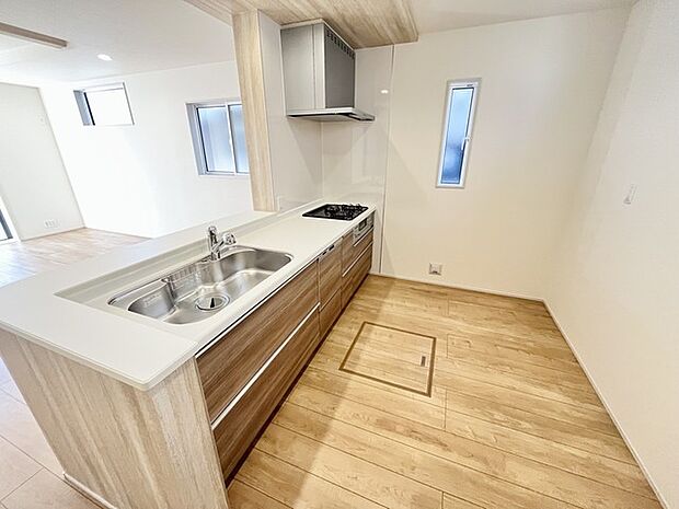 温かみのある木目調と清潔感あふれる白が調和する空間