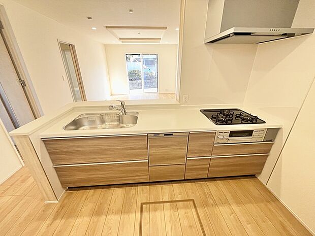 木目調の扉が温かみを添える、心地よい空間