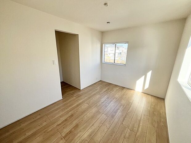 心地よい日差しが床に模様を描く、穏やかな空間