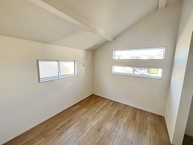 心地よい採光と木の温もりが調和する、穏やかな空間。