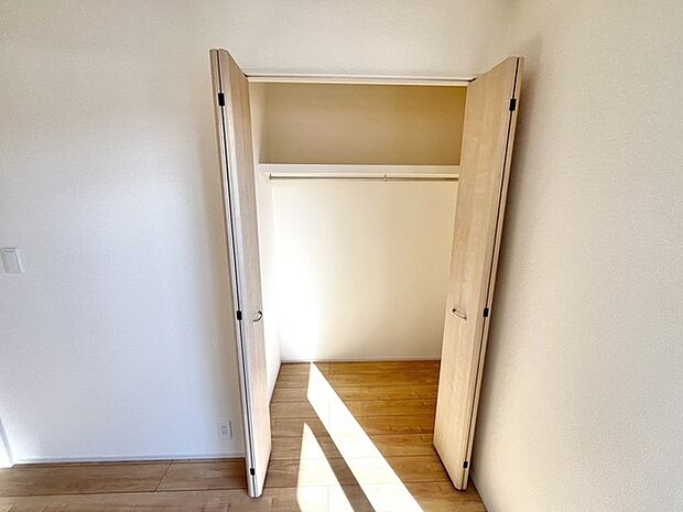 明るい光が床に広がる、心地よい空間。