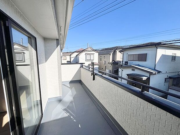 晴れやかな空の下、心地よい風が吹き抜ける開放的なバルコニー