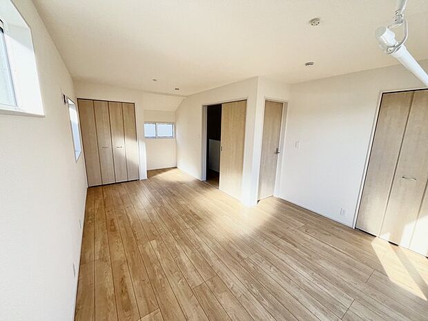 明るく広々とした空間に、温かみのある木目調の床が心地よい、洗練された住まい。