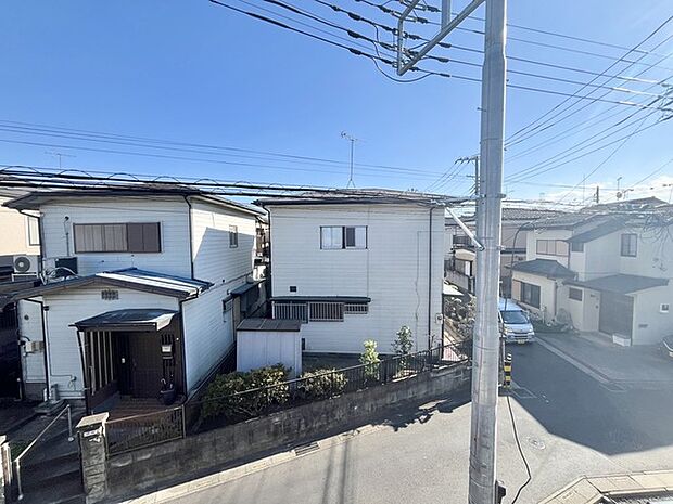 青空と白壁のコントラストが、心地よい開放感を感じさせます。