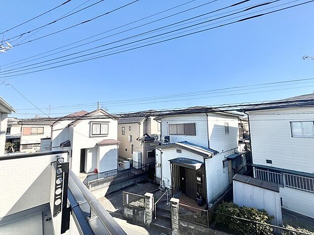 晴れやかな青空の下、穏やかな日常を育む住まい。