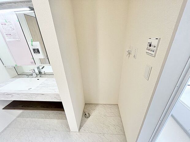 洗練された洗面空間が、日々の暮らしに上質な彩りをもたらします。