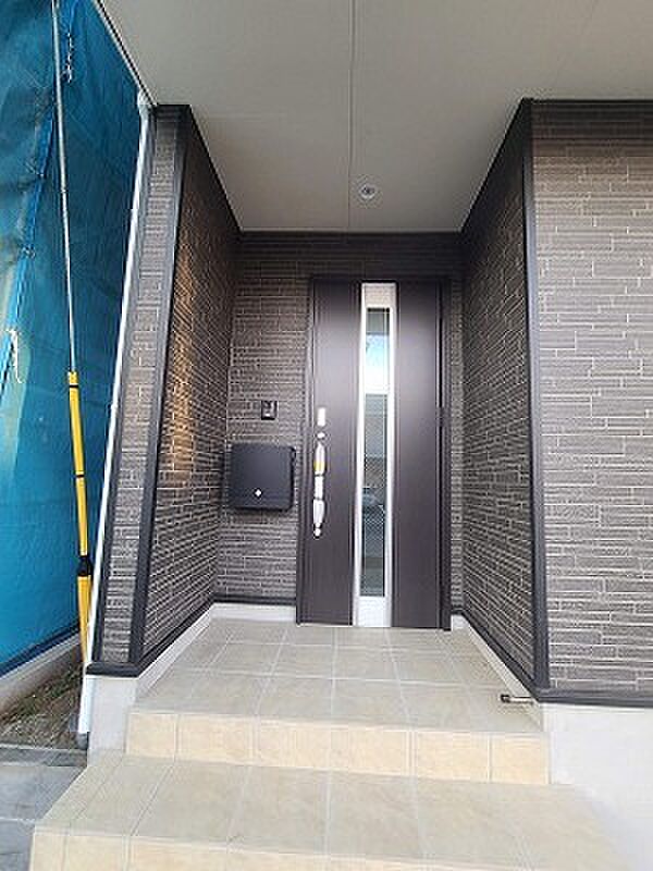 ポーチのついた新築分譲物件。玄関の印象はいかがでしょうか？入口からご覧ください。 