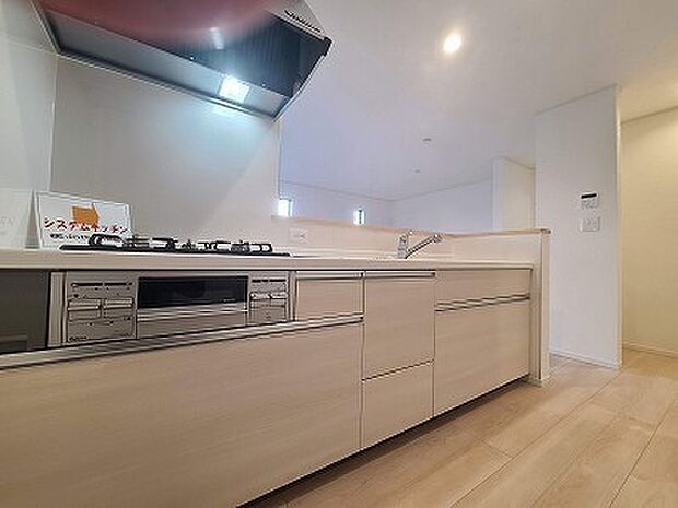 お子様と並んで料理をしても余裕のゆとりのキッチン 