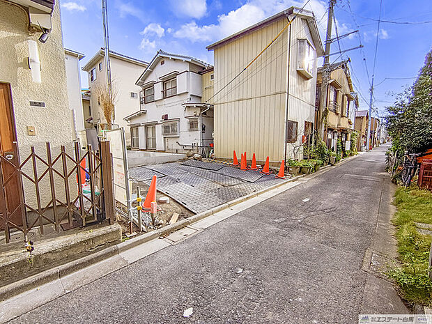 物件前には電信柱などの障害物が無く余裕を持ってお車の駐車可能です。(東側から西側方向を撮影)