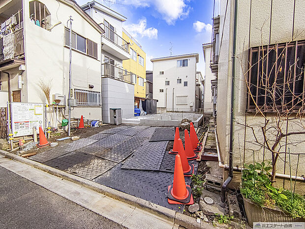 東側隣地との境界と物件全景