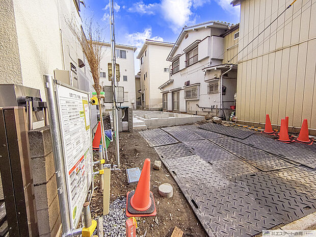 西側隣地との境界と物件全景
