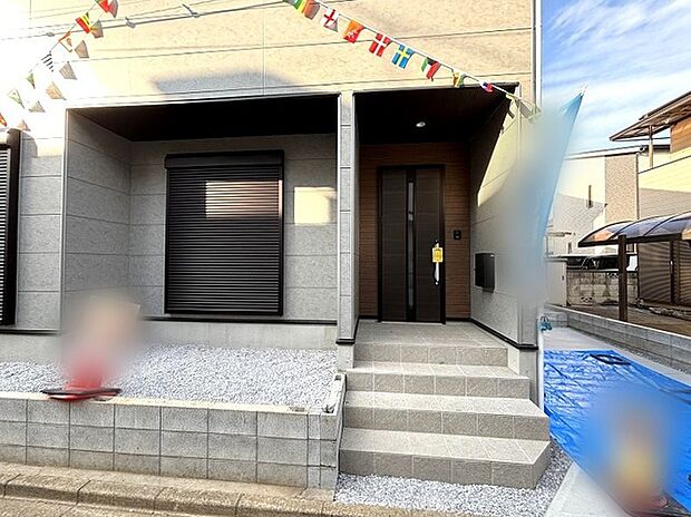 ポーチのついた新築分譲物件。玄関の印象はいかがでしょうか？入口からご覧ください。 