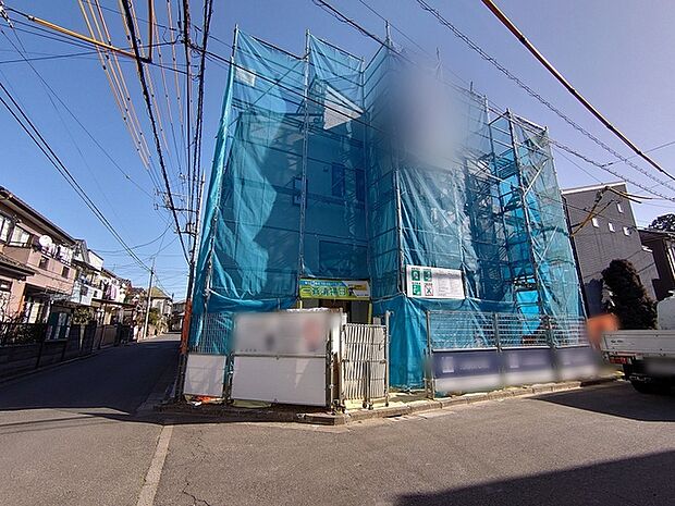 角地につき、開放感に恵まれる住居がここに。 