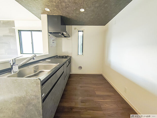 お子様と並んで料理をしても余裕のゆとりのキッチン 