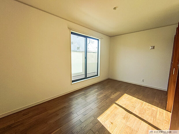 たっぷりの陽光と、心地よい風が舞い込みます。 