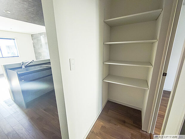 キッチン裏、収納庫をパントリーとして利用可能