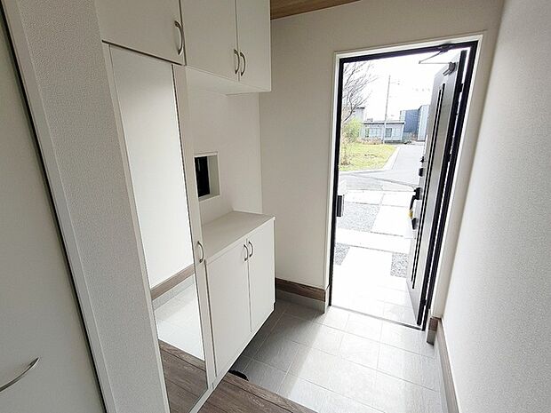 忙しい朝でもさっと身だしなみの確認が出来る大きな鏡付きシューズクローク 