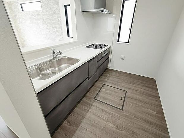 カウンターからはリビングが広く見渡せ、ご家族とのコミュニケーションも弾みます。 