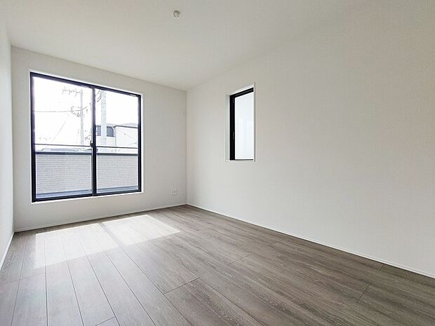 シンプルに、広がりを感じる開放的な住まい 