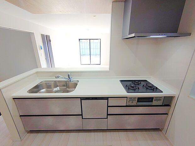 ご家族を近くに感じられる対面キッチン。