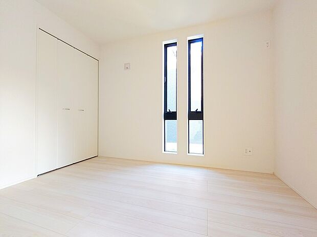 ナチュラルウッドの色合いが、室内にあたたかな雰囲気を運びます。