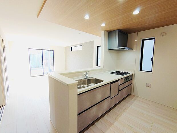 吊戸棚をなくした対面LDKはキッチンに立つ人の視界をワイドにしてくれます。