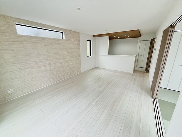 上質な素材感と、広がりを感じさせる伸びやかな空間