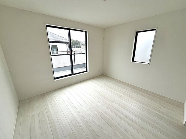 心落ち着く空間に、窓からの柔らかな光が心地よい広がりを感じさせます。