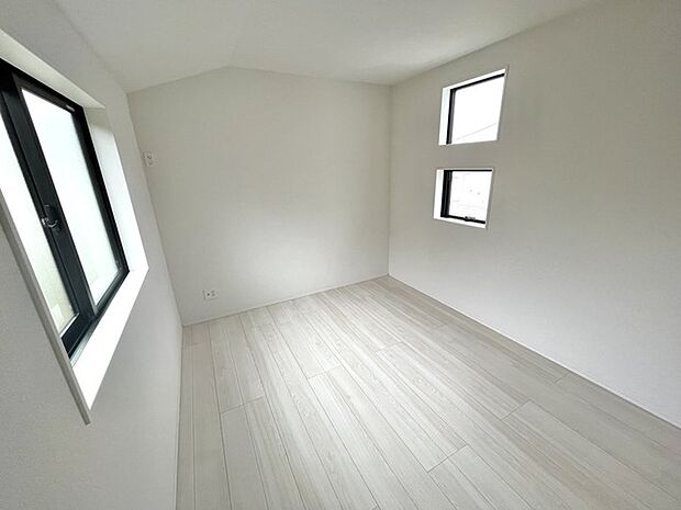 自然光が心地よく、広がりを感じる空間