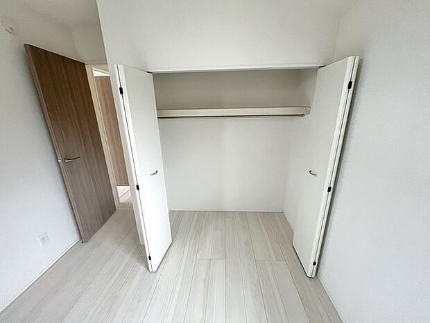 開放感あふれる空間に、すっきりと収納できるスペースがあります