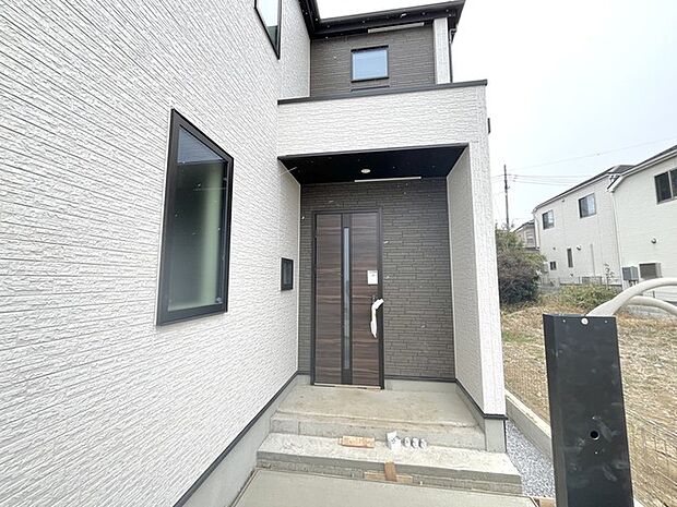 建物の洗練された佇まいが、新しい暮らしを予感させます。