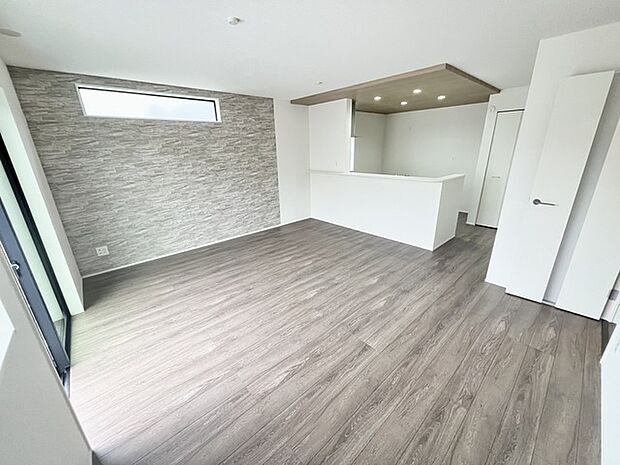 洗練された石目調の壁が、空間に奥行きと落ち着きをもたらす。