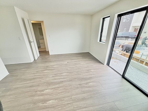 窓の外の景色と調和する、広々とした空間