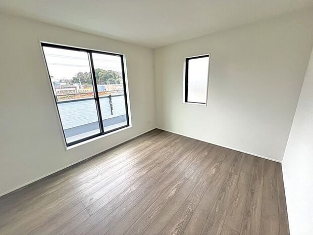 穏やかな光が心地よい、広々とした空間。