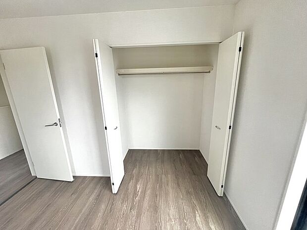 清潔感のある白と木目の調和が、心地よい空間を演出します。