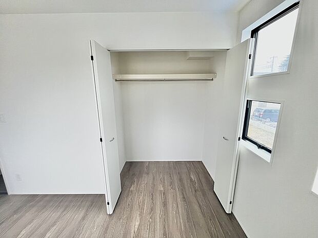 開放感のある空間に、自然な木の温もりが調和します。