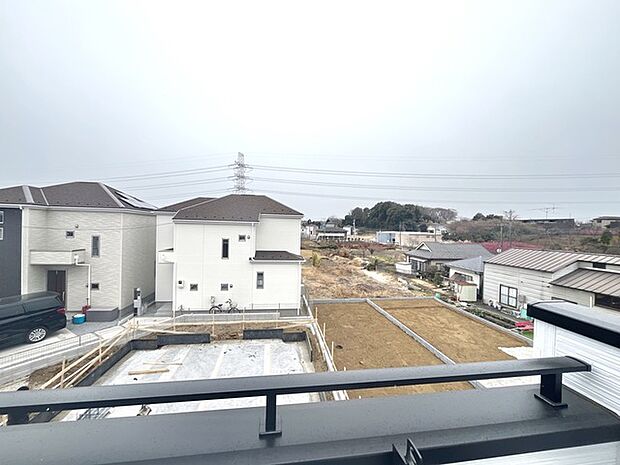 広がる空の下、穏やかな時間が流れる街並み