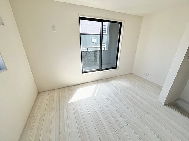 ご家族みんながゆったりくつろげる広々リビング。