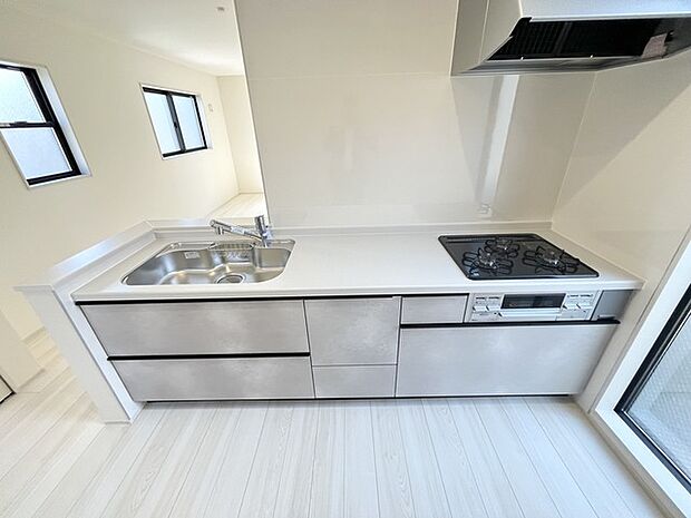 ステンレスのシンク。洗い物がしやすい深いタイプですので、片付けもきっとはかどります。