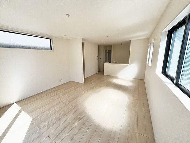 穏やかな光が床に優しく広がる、心地よい空間