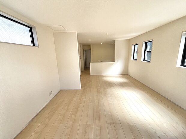 自然な温かみに満ちた、明るく開放的な住まい