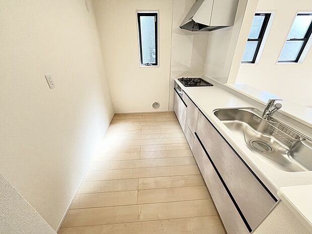 吊戸棚をなくした対面LDKはキッチンに立つ人の視界をワイドにしてくれます。