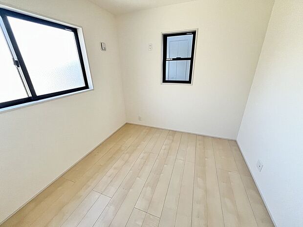 ナチュラルウッドの色合いが、室内にあたたかな雰囲気を運びます。