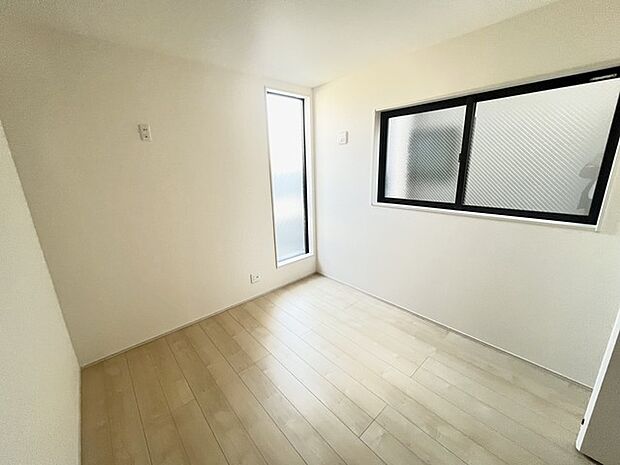 今からここを誰のお部屋にしようか、そんな洋室。