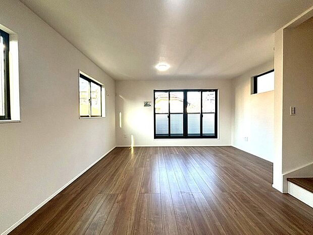 心地よい自然光が、空間に温かみと広がりをもたらします