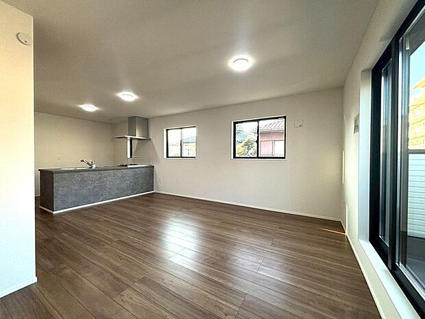 ご家族みんながゆったりくつろげる広々リビング。