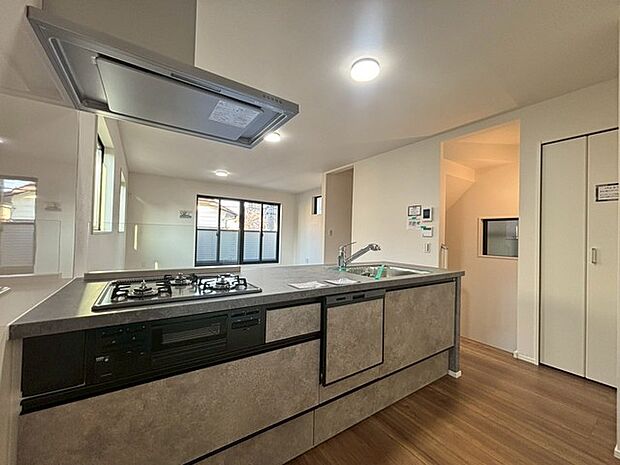 吊戸棚をなくした対面LDKはキッチンに立つ人の視界をワイドにしてくれます。