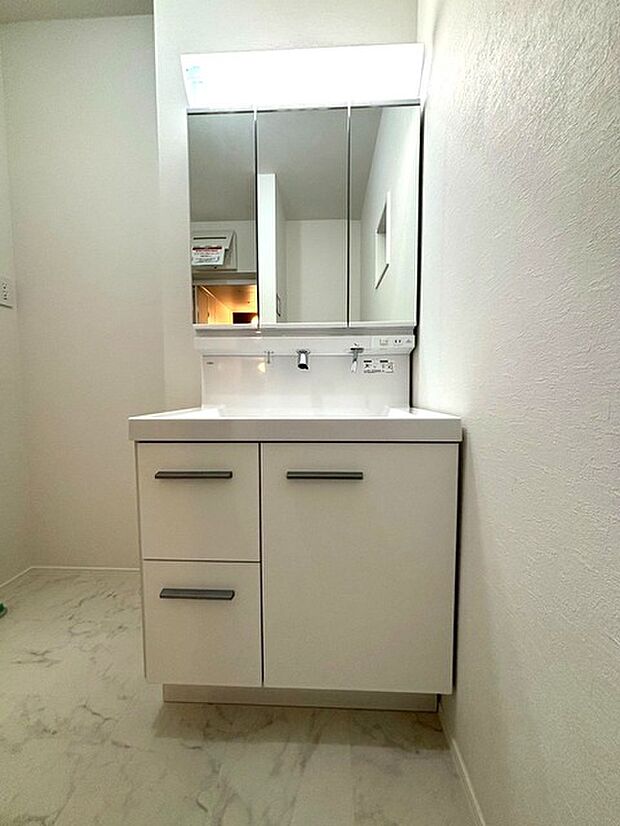 収納豊富な三面鏡付洗面化粧台。水回りのあれこれがキレイに収まりそうですね。