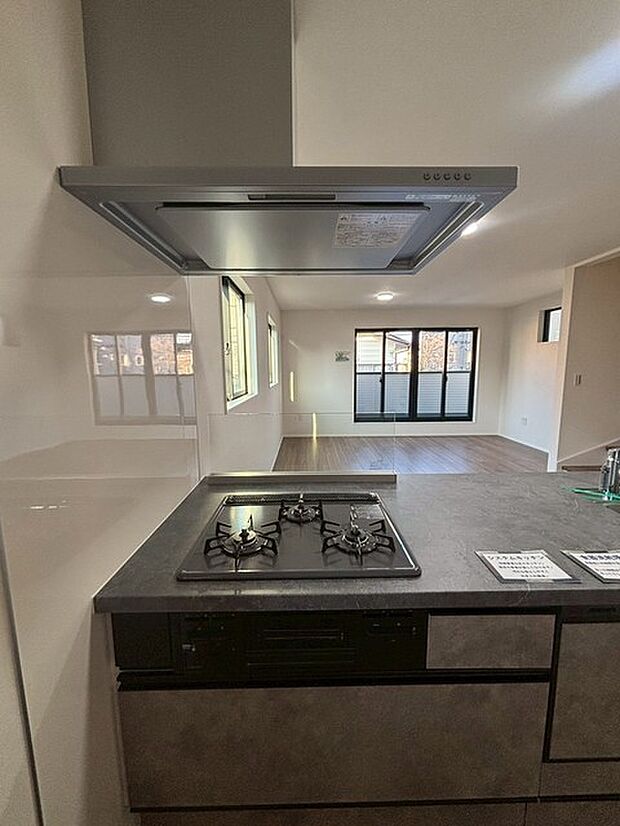 お手入れのしやすいフラットタイプのレンジフードです