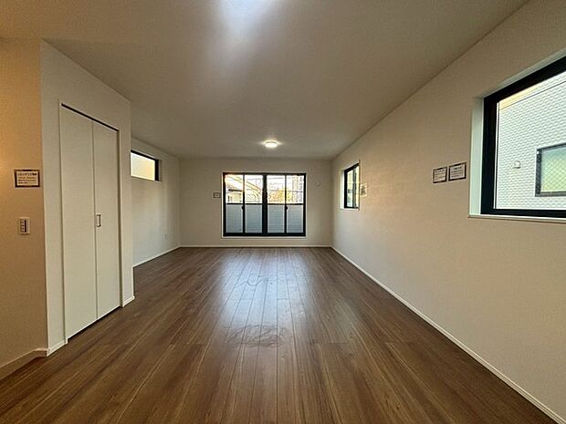 明るく広々とした空間で、心地よい時間が流れます